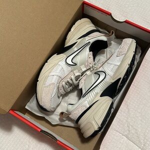 Nike Women's Cream and Black Athletic Shoes